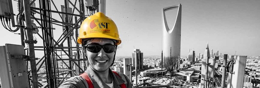 مهندس من ⁨AST⁩ فوق أفق مدينة الرياض